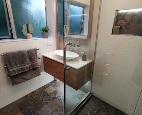 Small-bathroom-bespoke-vanity