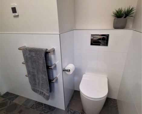 Small-bathroom-toilet-alcove